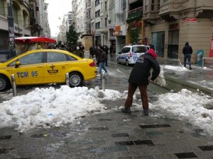 Taksim’den kar manzaraları: Kimi kar topu oynadı, kimi fotoğraf çektirdi