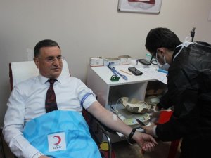 Büyükşehir Belediye Başkanı Savaş, Kızılay’a kan bağışında bulundu