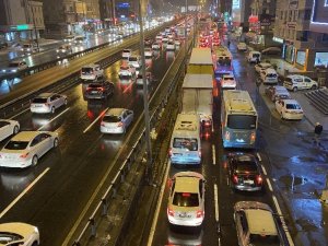 Kar Avcılar’da trafiği durma noktasına getirdi