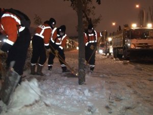 Küçükçekmece Belediyesi’nden ilçe genelinde kar küreme ve tuzlama çalışması