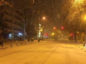 Yoğun kar yağışının devam ettiği Anadolu Yakasında Bağdat Caddesi beyaza büründü