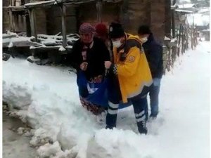 Felç geçiren hastayı iş makinesiyle yolu açarak hastaneye yetiştirdiler