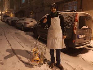 Bozacının karlı sokaklarda ekmek mücadelesi