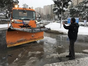 Kar küreme  sürücüsünden pes dedirten tepki: "Belediyenin aracı bir şey olmaz, ben sana üzüldüm"
