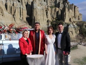 Nikahlarını Kula Peribacaları’nda kıydılar