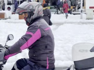 Paket servis kuryeleri karlı yollarda zor anlar yaşıyor