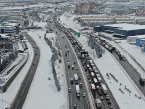 TEM otoyolunda trafik durdu: Kilometrelerce kuyruk oluştu
