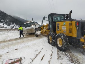 Şarampole düşen İzmir’in kar küreme aracını Manisa ekipleri kurtardı