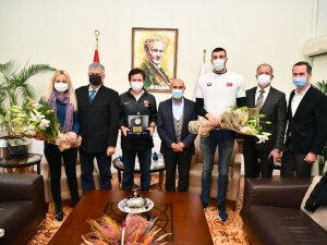 İzmir’e gurur yaşatan milli yüzücü Sakçı Başkan Soyer’i ziyaret etti