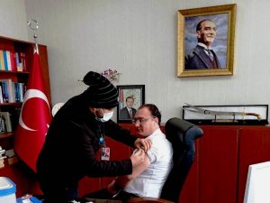Sarıgöl Kaymakamı korona virüs aşısı oldu