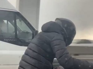 Rüzgarda zorlanan motosiklet sürücüsünü aralarına aldılar