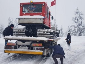 Ateşlenen bebek ile hamile kadın, paletli kar ambulansıyla hastaneye ulaştırıldı