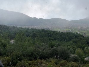 Fethiye’ye kar yağdı, vatandaşlar şaşırdı