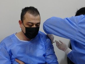 Çatak Kaymakamı Akbulut, korona virüs aşısı oldu