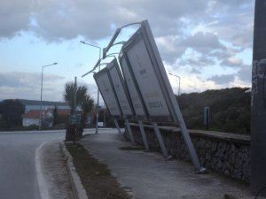 Urla sahillerini fırtına vurdu