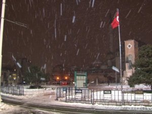 Taksim’de sabah saatlerinde kar yağışı etkili oluyor