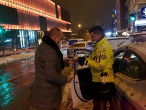 Ülkü Ocakları soğuk Ankara gecelerinde sokaklarda sıcak çorba ikram etti