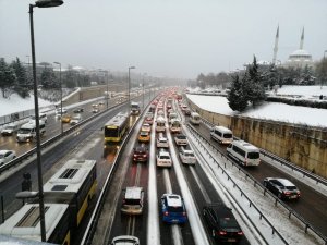 İstanbul’da etkili olan kar yağışı sonrası 15 Temmuz Şehitler Köprüsü’nde trafik yoğunluğu