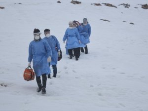 Karlı yolları aşarak korona virüs aşısı yapıyorlar