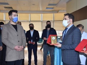 Hastane odalarının tefrişatını yapan iş adamlarına plaket