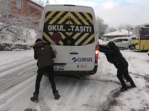 İstanbul’da etkili olan kar yağışında sürücüler zor anlar yaşadı