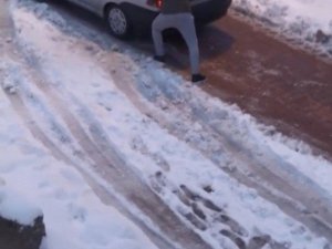 Mahsur kalan aracı kurtarmak isteyen vatandaşın çabası kamerada