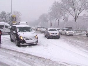 Kar nedeniyle Piyalepaşa Bulvarı’nda trafik durma noktasına geldi