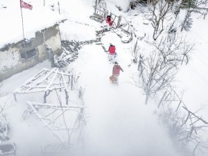 Covid-19 savaşçılarının yoğun kış şartlarında aşıyı ulaştırma serüveni