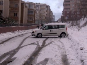 Karda araçları kayan sürücülerin zor anları