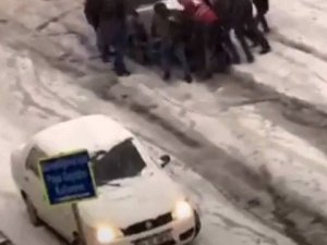 Esenyurt’ta mahalleli yokuş aşağı kayan aracı durdurmak için seferber oldu