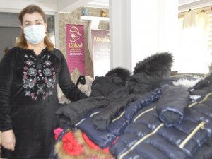 İhtiyaç sahibi ailelerin ve çocukların yardımına koşuyorlar