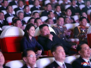 Kuzey Kore lideri Kim Jong-un’un eşi 1 yıl sonra ilk kez kamuoyu önünde