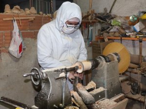 Kurumuş ağaçları sanat eserine dönüştürüyor