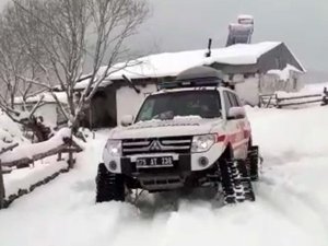 Diyaliz hastası, paletli kar ambulansıyla hastaneye kaldırıldı