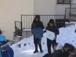 Pendik’te kar küreme ekiplerine, çocuklardan engel