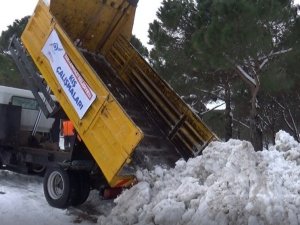 Ekipler tarafından toplanan kamyon kamyon kar Alibeyköy Barajı çevresine dökülüyor
