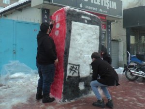 Kardan adam yerine kardan cep telefonu yaptılar