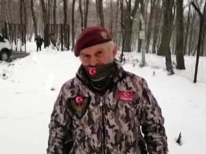 Kıbrıs gazisi karda aç kalan sahipsiz hayvanları besledi