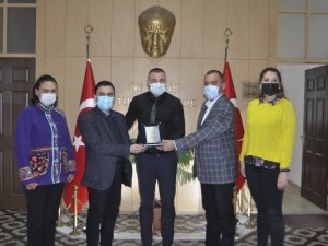 Şehidin kardeşine plaket sunuldu