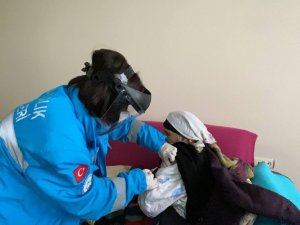 Asırlık çınar Hanife Nine de Covid-19 aşısı oldu