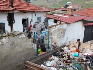 Alaşehir’de çöp evlerden 20 traktör çöp çıkarıldı