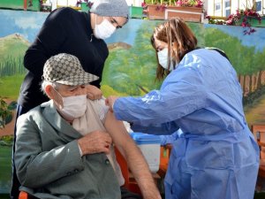 Huzurevi sakinlerine 2. doz Covid-19 aşısı yapıldı