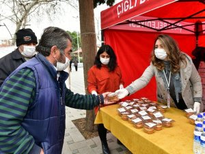 Çiğli Belediyesinden kandil simidi ve sıcak çorba ikramı