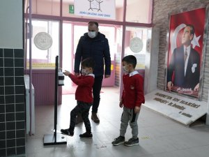 Akhisar Belediyesinden yüz yüze eğitime başlayan okullara destek