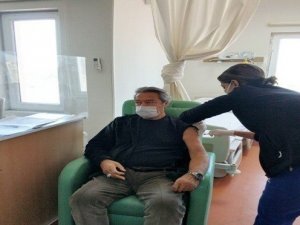 Kadir İnanır korona virüs aşısını Muğla’da oldu