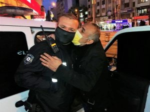 Çıplak vatandaştan polise teşekkür öpücüğü