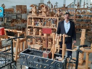 Geleneksel oyunları hem yaşatıyor hem de öğretiyor