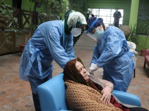 Huzurevi sakinlerinden aşı yapan sağlıkçılara sevgi seli