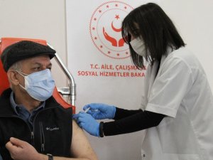 Huzurevlerinde ikinci doz aşılama devam ediyor