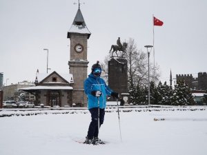 Erciyes Dağı’ndan şehir merkezine kayarak indi